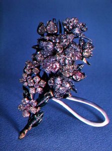 Broche em forma de bouquet de flores com diamantes de lapidação brilhante e decoração esmaltada, c.1750 (ouro, prata, diamantes e esmalte) de Russian School