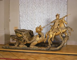 Trenó de Carnaval com a figura de São Jorge (madeira e folha de ouro) de Russian School