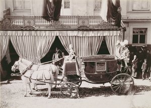 Transporte chegando ao casamento do czar Nicolau II (1868-1918) à princesa Alexandra de Hesse (1872-1918), c.1896 de Russian School