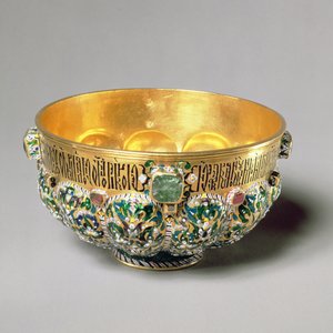 Bacia em relevo com gemas cabouchon e decoração policromada, 1653 (ouro com pedras preciosas e pérolas)