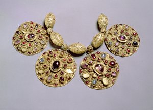 Medalhões de Barmy Collar, com decoração de filigrana e granulação, Rayazan, século XII (conjunto de ouro com joias e pérolas) de Russian School
