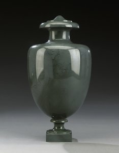 Um de um par de vasos Kalkan, Peterhof, c.1800 de Russian School