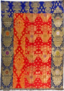 Várias capas de brocado, tecidas com fio dourado, com cetim e damasco de Russian School