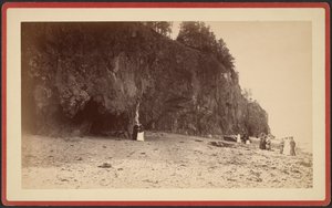 [Grupo de pessoas na costa perto de falésias, possivelmente em Mt. Desert, Maine] de S.R. Stoddard