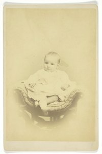 Retrato sem título de criança sentada, 18501899. de S. A. Thomas
