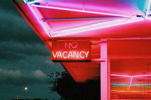 Noite de Néon «Sem Vagas» de Samantha Hearn