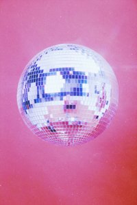 Bola de discoteca cor-de-rosa de Samantha Hearn