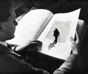 Homem lê «Lone Journey»
