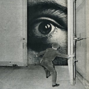 Um olhar surreal para além da porta