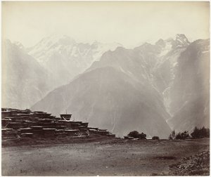 Vista de Chini com o Himalaia ao fundo Vista panorâmica em Chini (título original) de Samuel Bourne (attributed to)