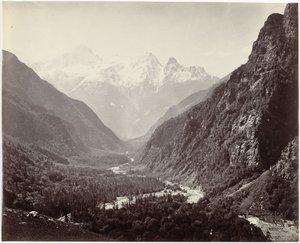 Vista de um vale e os picos de Srikanta, Índia Vale arborizado de Fulaldaru, com os picos de Srikanta à distância (título original)