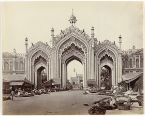 Portão para o bazar de Hosseinabad, Lucknow Gateway of the Hooseinabad Bazaar (título original)