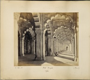 Agra; interior da Motee Musjid, mostrando os arcos e pilares sarracenos de mármore de Samuel Bourne