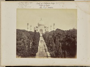 Agra; o Taj e o jardim, vistos do portão de entrada de Samuel Bourne