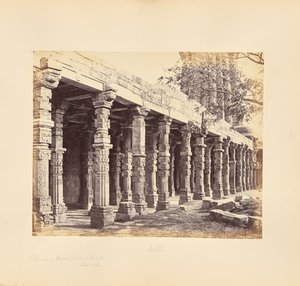 Deli; Colunata de pilares hindus no Kutub Minar, lado leste de Samuel Bourne