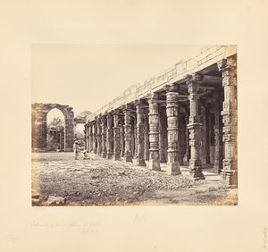 Deli; colunata de pilares hindus no Qutb Minar, lado norte de Samuel Bourne