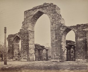 Deli. Grande arco e pilar de ferro perto do Qutub Minar, ruínas da velha Deli de Samuel Bourne