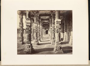 Delhi; O Kutub Minar, vista interior da colunata oriental de Samuel Bourne