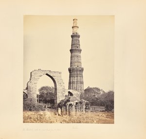 Delhi; O Kutub Minar, com o Grande Arco, visto do Oeste de Samuel Bourne