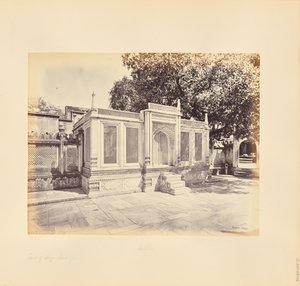 Deli; o túmulo de Mirza Jehangir. É uma bela obra de talha em mármore de Samuel Bourne