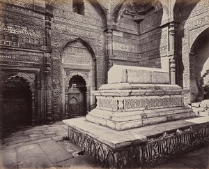 Deli. Túmulo do imperador Shums ooo deen Allomsh, construtor do Qutb Minar nas ruínas da velha Deli de Samuel Bourne