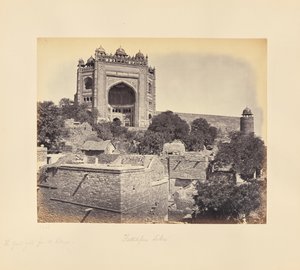 Fatehpur Sikri; a grande porta, vista da aldeia de Samuel Bourne