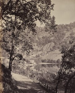 Lago Hyree. Estação de montanha nos Himalaias. Vista do lago Taj com salas de reuniões, Lhutse de Samuel Bourne