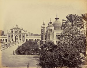 Lucknow; o portão e o jardim da Imambara de Hooseinabad de Samuel Bourne