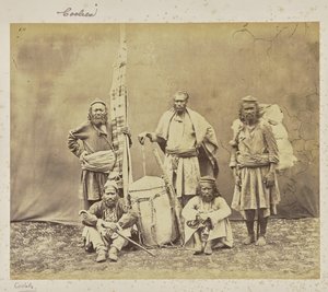[Trabalhadores da montanha em Shimla com Khiltas e Dandy] de Samuel Bourne