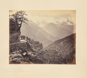 A vista da nova estrada em Pangi - os grandes picos Chini ao fundo de Samuel Bourne
