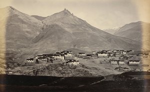 A aldeia de Kibber, Spiti, com Chikkim à distância de Samuel Bourne