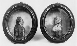 Retratos de homem e mulher não identificados