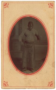 Retrato de um homem segurando ferramentas,c. 1875 (foto) de Sarah Luse Larimer