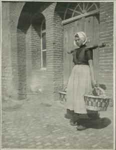Mulher com dois cestos, Fotografia de Viagens na Europa e no Norte de África de Sarah Van Doren Shaw