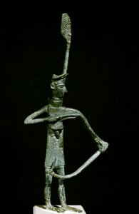 Cultura nuraginesa (nuraghi) Sardenha: estatueta de arqueiro de bronze. Século VIII-7 AC. Cagliari, Museu Nacional de Arqueologia, Sardenha, Itália.
