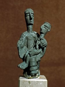 Cultura nuragínica (nuraghi) Sardenha: estatueta de bronze da Deusa Mãe apoiando uma guerreira morta. De Urzulei, perto de Nuoro. Século VIII-7 AC. Cagliari, Museo Nazionale Archeologico, Sardenha, Itália.