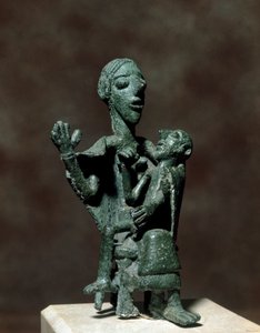 Cultura nuraginesa (nuraghi) Sardenha: estatueta de bronze da Deusa Mãe com seu filho. Século VIII-7 AC. Cagliari, Museo Nazionale Archeologico, Sardenha, Itália
