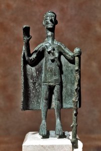 Cultura nuragínica (nuraghi) Sardenha: estatueta de bronze de viajante segurando um pau e coberta com uma capa. Século VIII-7 AC. Cagliari, Museo Nazionale Archeologico, Sardenha, Itália
