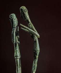 Cultura nuraginesa (nuraghi) Sardo: grupo esculpido de lutadores de bronze. Século VIII-7 AC. Cagliari, Museo Nazionale Archeologico, Sardenha, Itália de Sardinia Nuragic Civilization