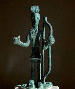 Cultura nuragínica (nuraghi) Sardenha: estatueta de um guerreiro puxando um arco (falta uma lança) em bronze. Século VIII-7 AC. Cagliari, Museo Nazionale Archeologico, Sardenha, Itália de Sardinia Nuragic Civilization