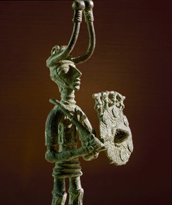Cultura nuragínica (nuraghi) Sardenha: estatueta de um guerreiro com um escudo e uma espada de bronze. Século VIII-7 AC. Cagliari, Museo Nazionale Archeologico, Sardenha, Itália