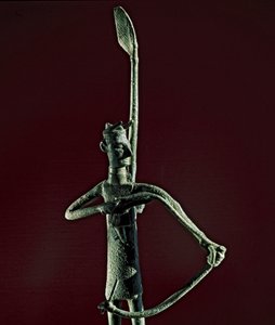 Cultura nuragínica (nuraghi) Sardenha: estatueta de guerreiro puxando um arco de bronze. Século VIII-7 AC. Cagliari, Museo Nazionale Archeologico, Sardenha, Itália de Sardinia Nuragic Civilization