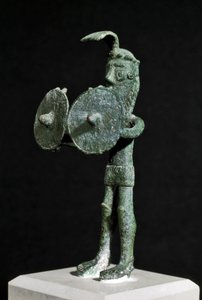 Cultura Nuragic (nuraghi) Sardenha: estatueta representando uma criatura demoníaca armada com um escudo duplo em bronze. Século VIII-7 AC. Cagliari, Museo Nazionale Archeologico, Sardenha, Itália