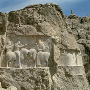 Dois baixos-relevos, a esquerda com a investidura de Bahram I (r.273-74) e a direita mostrando Bahram II (r.273-93) com sua família, segunda metade do século III (pedra) de Sasanian