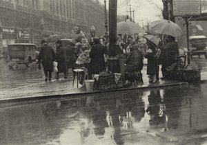 Berlim: Flower Sellers on the Potsdamer Platz; Blumenfrauen am Potsdamer Platz (foto a p/b) de Sasha Stone