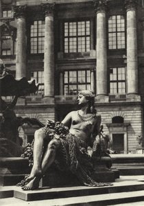 Berlim: Partie vom Schlossbrunnen; Detalhe da Fonte do Castelo R (foto a p/b) de Sasha Stone