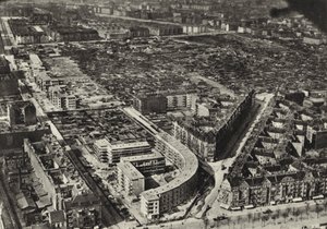 Berlim: Schonlankerstrasse, edifícios residenciais; Dwelling Houses (foto a p/b) de Sasha Stone