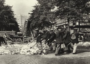 Berlim: Varredores de Rua na Wittenberg Platz; Varredores de Rua na Wittenberg Platz (foto a p/b) de Sasha Stone