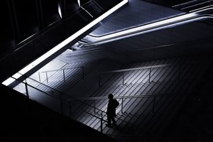 Sombras de uma figura solitária