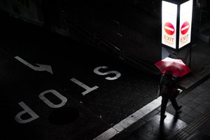 Passeio Noturno do Guarda-chuva Vermelho de Satoshi Hata